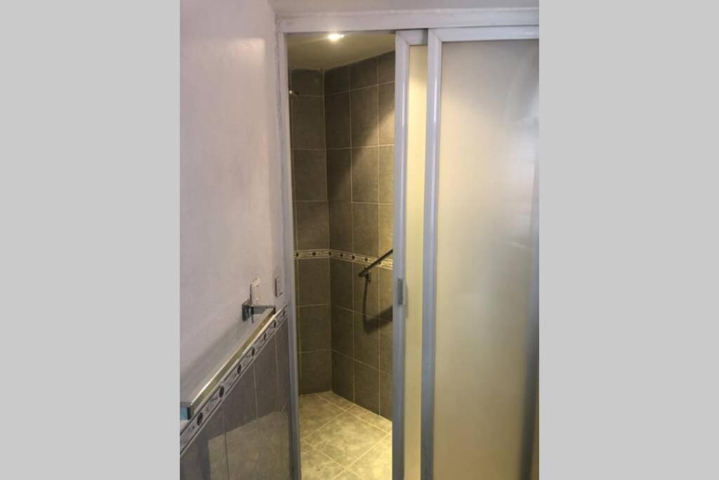 Amplia Habitacion Tipo Ejecutiva Con Bano Y Acceso Privados Toluca Kültér fotó